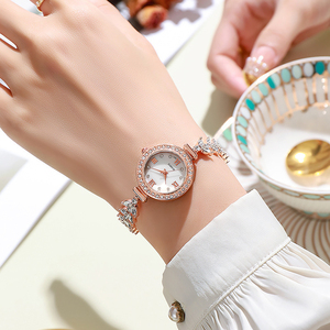 Nuevo Reloj de Mujer Estilo Sirena 2025, Popular Reloj de Cuarzo con Brazalete Redondo con Incrustaciones de Diamantes y Cordón Ajustable - Product Image 4