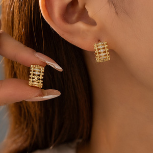 Boucles d'oreilles manchette plaquées or ajourées avec incrustation de zircon, design géométrique, style moyen-oriental, bijoux de mode pour femmes - Product Image 2