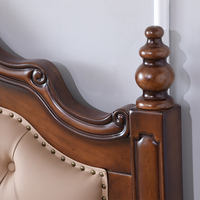 Lit de luxe en chêne pour hôtel et chambre à coucher: colonnes romaines rétro exquises, design en cuir à boutons rivetés