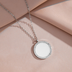 Collana con Ciondolo a Cuore Circolare in Acciaio Inossidabile Placcato Oro 18K PVD, Personalizzabile con Logo Inciso al Laser e Nome con Zirconi - Product Image 5