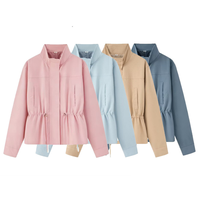 Veste coupe-vent légère et décontractée pour femme avec col montant, taille à cordon de serrage, patte de boutonnage cachée et coupe courte