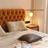 Lit double nordique avec cadre en pin et tête de lit en velours, style moderne simple, très tendance, 1,8 m, pour chambre principale