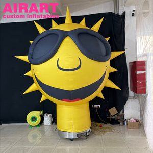 Décoration de fête comprenant un soleil gonflable jaune, une boule gonflable en forme de soleil souriant avec des lunettes noires - Product Image 1
