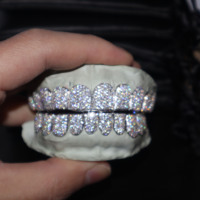 Aidez les Clients à Sertir des Diamants Iced Out sur Leurs Propres Grillz 1.0-1.5MM VVS D Moissanite Or Dentaire