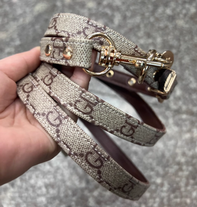 Conjunto de collar y correa de cuero ajustable de lujo para perros Patrón de estampado de diseñador de marca con decoración de remaches para cachorros y perros - Product Image 2