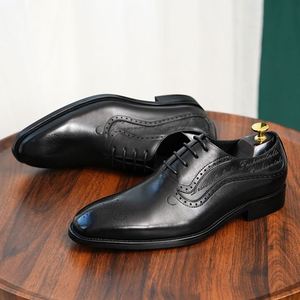 รองเท้าหนังแท้แบบ Brogue Patchwork สำหรับผู้ชาย สไตล์อังกฤษ เหมาะสำหรับงานปาร์ตี้ เดินทาง ทำงาน ใส่ได้ทุกวัน แบบผูกเชือก น้ำหนักเบา ระบายอากาศได้ดี - Product Image 4