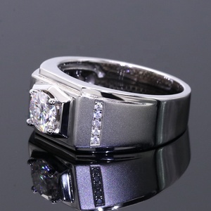 Anillo de Hombre de Plata de Ley 925 con Baño de Oro Blanco y Diamante Moissanite de Diseño Simple de 1 Quilate, Anillo de Boda para Hombre - Product Image 3