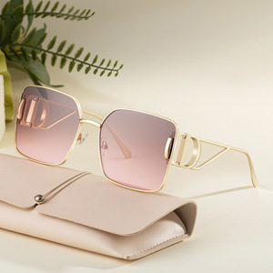 Gafas de sol cuadradas de lujo para mujer con protección UV400, montura de metal y plástico, lentes de PC, gafas de sol de moda para exteriores. - Product Image 5