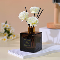 Diffuseur de parfum de luxe carré en verre 200 ml avec bâtonnets floraux Sola et bouchon doré – Coffret de parfum d'ambiance pour la maison, le bureau, la décoration et les cadeaux de mariage