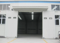 Porte coulissante électrique industrielle avec commande manuelle, panneau sandwich en mousse PU pour entrepôt et atelier
