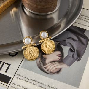 Boucles d'oreilles clous en acier inoxydable 316L plaqué or PVD 18 carats anti-ternissement, motif ange gardien, pour femmes, vente en gros - Product Image 4