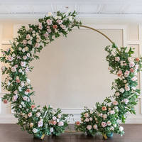 Buitendecoratie kunstbloemen roze bloemen doorgang bruidsboog bloemstuk