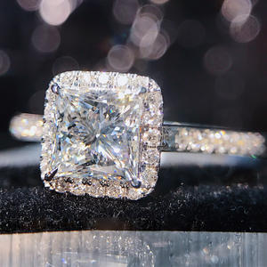 Anello con Diamante Taglio Principessa F731 in Oro Bianco, Colore D Naturale, Gioiello da Donna per Fidanzamento - Product Image 1