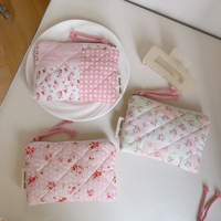 Pochette matelassée en coton à motif floral avec fermeture éclair et dragonne, multi-usage pour serviettes hygiéniques, rouge à lèvres, écouteurs, pièces de monnaie - Filles