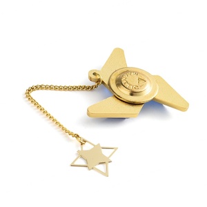 Badge métallique de luxe avec aimant, design moulin à vent et grand diamant bleu - Product Image 4