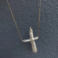 Venta al por mayor de joyería religiosa, regalos católicos hechos a mano sin deslustre, collar de Cruz de perlas de agua dulce barrocas opalescentes de oro PVD de 18K