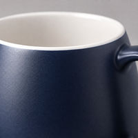 Mug en porcelaine Bulbous 430ml, finition mate bleu marine et blanc, 8 couleurs, logo personnalisable, gravure, grande capacité, design sublime, cadeau d'affaires