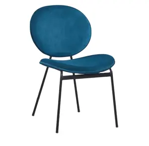 一套2个透明塑料扶手椅天然木腿餐厅椅子，带钢丝腿的躺椅