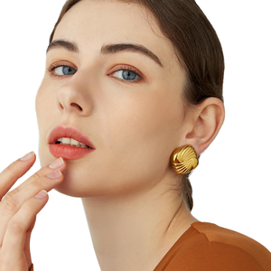 ต่างหูแบบติดหูทรงหยดน้ำลายเปลือกหอยเคลือบทองคำขาวจาก J&D ผลิตจากสแตนเลสสตีลขัดเงา สไตล์เรือเดินสมุทร ป้องกันการแพ้ เหมาะสำหรับผู้หญิง - Product Image 6