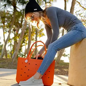 Venta al por mayor de bolsas de playa impermeables para mujer, bolsas de playa de silicona EVA grandes de goma de verano personalizadas