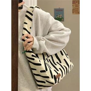 Gran oferta 2025, bolso de cuero PU tejido de moda de lujo para mujer, Mini Dumpling Jodie, bolso de hombro con tiras en blanco y negro, bolsos de mano - Product Image 4