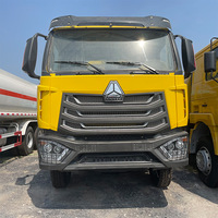 Camion-grue HOWO NX 8x4 avec grue de levage de 12/14/16 tonnes et échelles dédiées