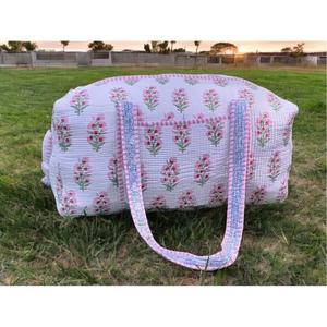 Sac de voyage matelassé en coton fait main, léger, intérieur spacieux, construction durable, imprimé élégant, parfait pour les voyages et la salle de sport - Product Image 5