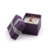Petit violet Simple et romantique Couple bague et boucles d'oreilles boîte de rangement papier d'art avec revêtement UV pour montre emballage cadeau