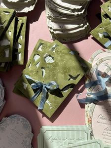<span class=keywords><strong>Invitaciones</strong></span> <span class=keywords><strong>de</strong></span> <span class=keywords><strong>Boda</strong></span> <span class=keywords><strong>de</strong></span> Lujo con Corte Láser, Patrones Florales, Terciopelo Verde Salvia, Bolsillo y Letras Impresas con Técnica Letterpress, con Cinta <span class=keywords><strong>de</strong></span> Seda - Product Image 3