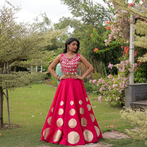 Lehenga Choli de Seda Rosa con Dupatta, Vestido Festivo con Falda Acampanada, Traje Tradicional Gujarati para Bodas y Navratri - Product Image 1