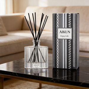 ชุดน้ำหอมปรับอากาศแบบก้านไม้หอม 150 มล. ยี่ห้อ Aikun บรรจุในกล่องของขวัญแก้วหรูหรา พร้อมลวดลายลายนูน รุ่น IP12 Formula 1 สำหรับใช้ในล็อบบี้โรงแรม - Product Image 1