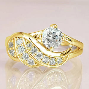 H338 Anello di fidanzamento da donna in oro giallo con diamante taglio brillante rotondo, colore G naturale, diamanti laterali - Product Image 2