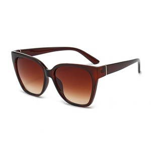 Nouvelles lunettes de soleil œil-de-chat grand format pour femmes, style européen et américain, protection UV400, tendance mode, modèle transfrontalier 9660, fabriquées à Taizhou - Product Image 4