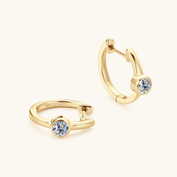 Chine en gros 925 argent Sterling 4mm 0.3CT Moissanite Simple lunette réglage unique à la mode Clip sur boucles d'oreilles pour les femmes
