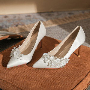 Chaussures de mariage en soie blanche avec appliques florales, talons hauts pour banquet de mariage 6681-27 - Product Image 1