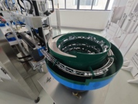 Machine de remplissage de parfum entièrement automatique, ligne de remplissage de parfum avec lavage, sertissage et bouchage pour flacons en verre