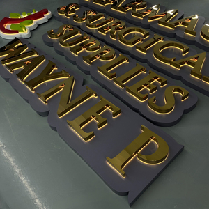 Lettres LED rétroéclairées personnalisées en or miroir avec base nuage grise pour signalétique d'entreprise de luxe - Product Image 4