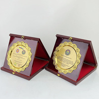Plaques de certificat en bois rouge de 30x30cm avec MH-N79 de plaque ronde dorée personnalisée