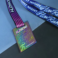 Médaille carrée en alliage de zinc moulé sous pression, holographique arc-en-ciel, avec texte en relief, silhouette de coureur et ruban dégradé
