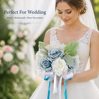 Bouquet de mariée multi-tons en roses artificielles avec long ruban en satin, feuillage vert mélangé, fleurs artificielles pour cérémonie de mariage