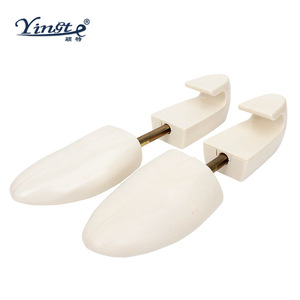 Estirador de zapatos ajustable Yinste, horma de madera pintada de blanco para calzar zapatos - Product Image 1
