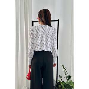 Chemise boutonnée classique blanche à pois pour femme, style bureau, en popeline - Product Image 1