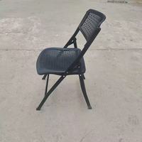 Chaises de jardin pliantes empilables en plastique noir contemporaines et bon marché pour les événements de banquet