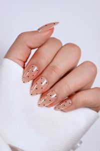 Uñas Postizas Artificiales Color Nude Medio con Estampado Dorado, Personalizadas OEM ODM de Fábrica, Forma Almendrada Minimalista con Puntos - Product Image 2