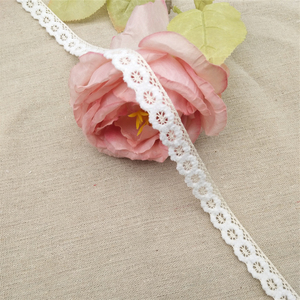 Encaje francés estampado de algodón blanco de alta calidad para prendas y bolsos Accesorios - Product Image 2