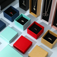 Boîte à bijoux en carton rigide disponible en plusieurs couleurs, insert en velours, boîte de rangement pour collier, emballage cadeau personnalisé OEM pour montre
