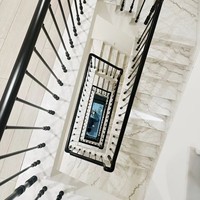 Rampe d'escalier de villa moderne minimaliste personnalisée en alliage d'aluminium noir, résistante à l'eau et peignable, à fixation au sol