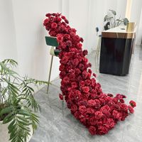Décoration de table haut de gamme rouge avec rangée de fleurs artificielles en soie pour toile de fond de mariage et décorations photographiques