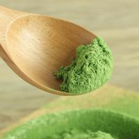 Poudre d'extrait de jeune feuille d'orge organique extrait de malt de qualité alimentaire emballage de sac de liquide antioxydant naturel