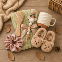 KAIYUE Nouveau Coffret Cadeau Bébé Personnalisé avec Disque Nom Personnalisé, Couverture en Mousseline, Hochet et Chaussons